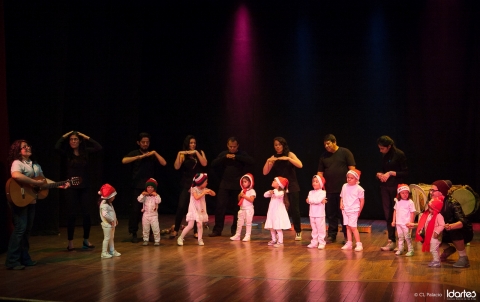 niños presentandose en tarima 