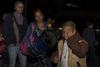 Niño observando la superluna