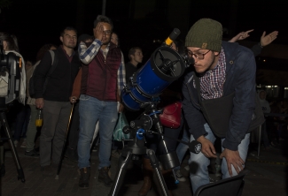 Joven observando la superluna