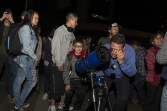 Personas haciendo fila para observar la superluna