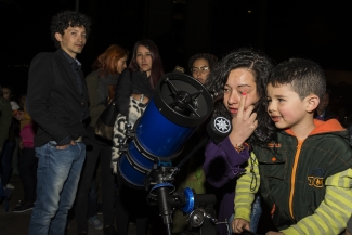 Mujer y niño viendo la luna