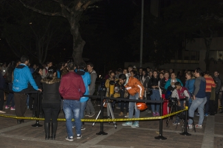 Aglomeración de personas en el planetario