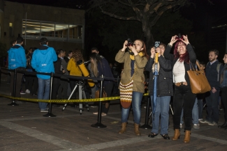 Personas disfrutando la superluna