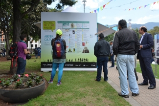 Personas leyendo un mural 