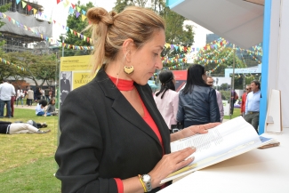 Mujer  leyendo un libro