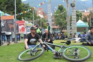 Joven sentado en el parque 