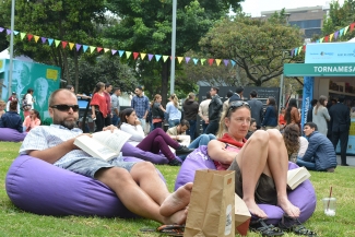 Personas leyendo en el parque