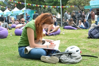 Joven leyendo un libro