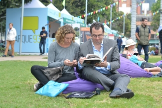 Pareja compartiendo un libro 