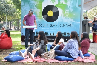 Jóvenes reunidos