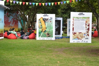 Personas sentadas  en el parque