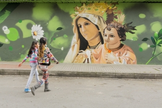 Niñas caminando por la calle 