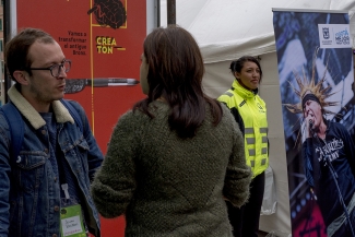 Hombre  y mujer  hablando 