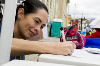 Mujer escribiendo 