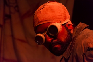 Rostro de hombre en primer plano con vendas en la cabeza y gafas de agua.