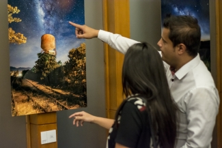 Hombre y mujer  observando una  fotografía 