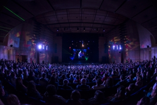 Teatro Jorge Eliécer Gaitán, escenario, silletería y público