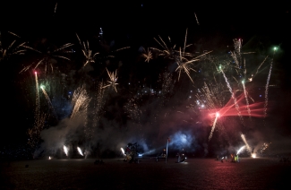 Luces de juegos pirotécnicos sobre el lago.