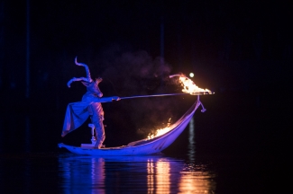 Actor - unicornio sobre góndola con fuego.