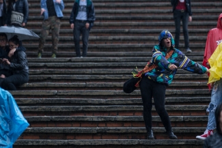 Mujer bailando bajo la lluvia en las graderías de la Media Torta