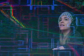 Mujer con gorro disfrutando del espectáculo