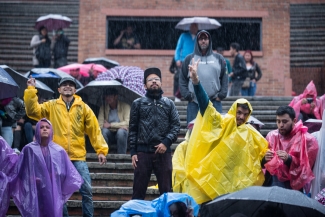 Público disfrutando del espectáculo a pesar de la lluvia.