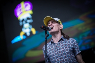 Cantante en el escenario