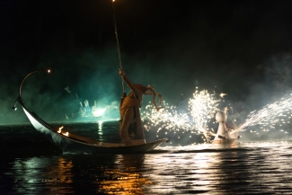 Góndola sobre el lago y muchas luces.