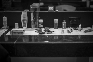 Mesa con elementos de maquillaje en camerino