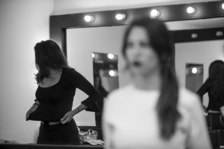 Actores preparándose en el camerino
