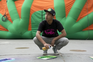 Joven haciendo un dibujo con aerosol