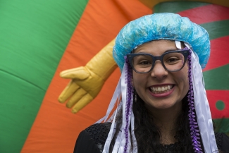 Mujer sonriendo  con sombrero azul 