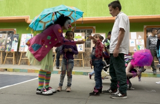 Niños participando de una actividad recreativa y artística