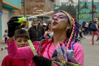 Mujer  haciendo burbujas con jabón