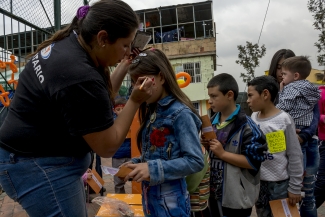 Mujer  maquillando niños