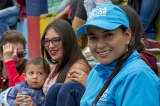 Mujer con vestimenta de los colaboradores de la Alcaldía de Bogotá, sonriendo 