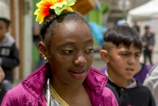 Niña con flores en la cabeza