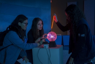 Dos  mujeres observando una  esfera  de energía 