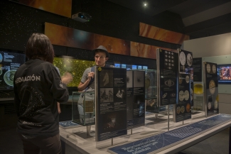 Personas dialogando en medio de una exposición