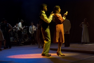 Hombre  y mujer  bailando