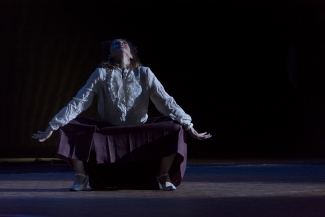 Mujer mirando al cielo en el escenario