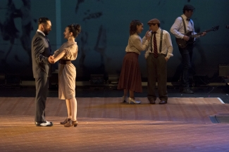 Dos parejas de hombre  y mujer  bailando en el escenario