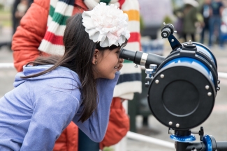 Observando por telescopio.