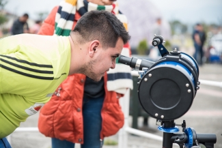 Observando por telescopio.