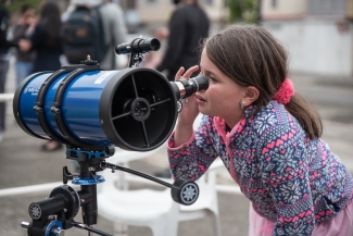 Observando por telescopio.