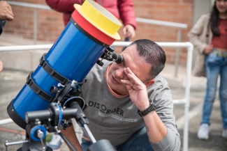 Observando por telescopio.