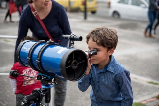 Observando por telescopio.