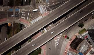 Su calles reciben a miles de personas que encuentran en Bogotá la ciudad de las oportunidades, la casa de todos. Calles que guardan historias, que conectan y enamoran con su infraestructura. #BogotáNoSeRinde