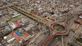 Bogotá, donde todos tenemos un lugar. Aquí nos abrimos camino para ser y conectarnos con otros. La ciudad de las oportunidades, la que queremos tanto. #BogotáNoSeRinde