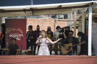 Gira en la casa de la Veci - Adriana lucía 